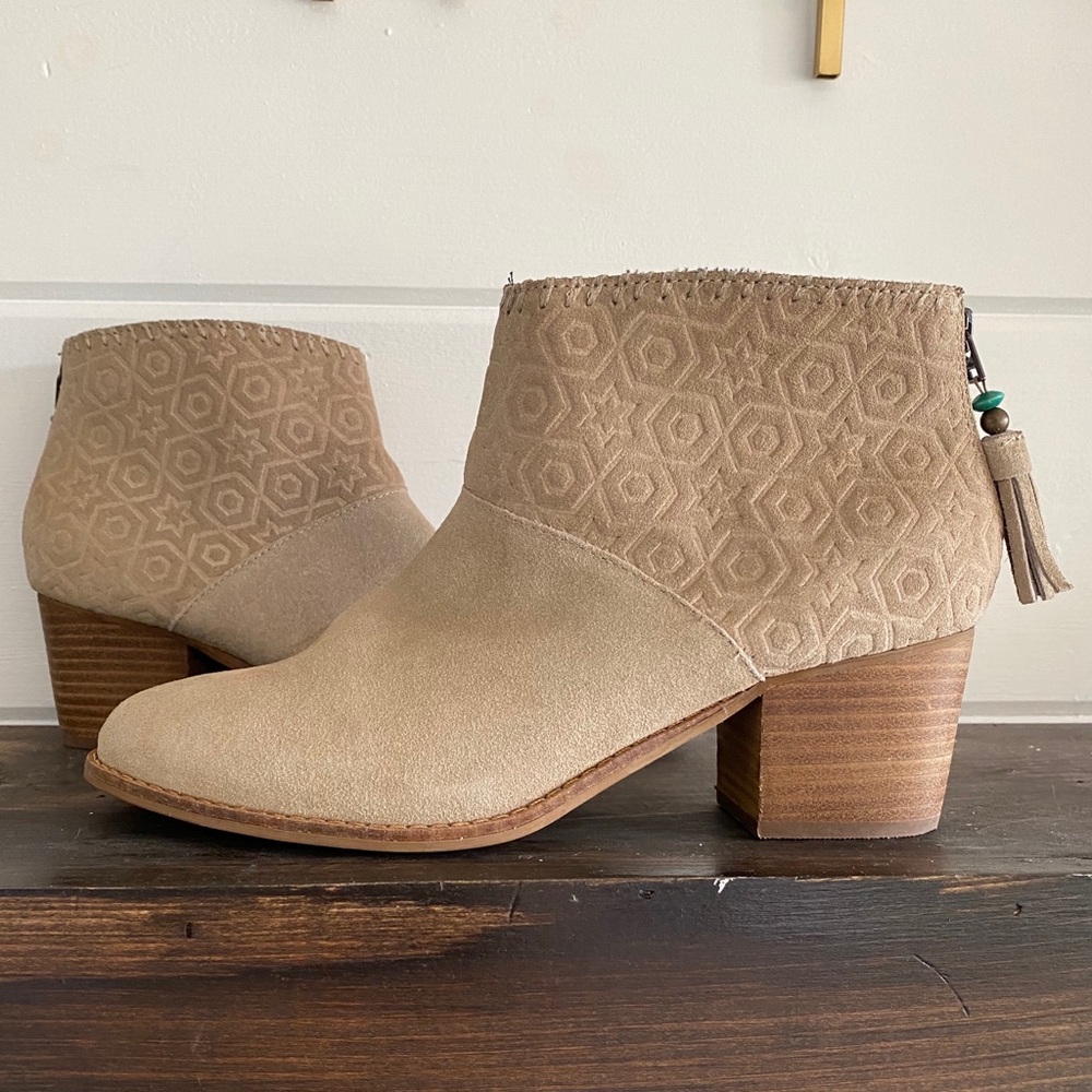 Toms Leila Embossed Leather Bootie tassle zipper low boots size 8.5 ng1299